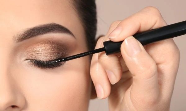 Den beste eyeliner for din øyeform (og tips til å påføre den)