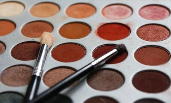 Slik påfører du øyenskygge: En nybegynnerveiledning