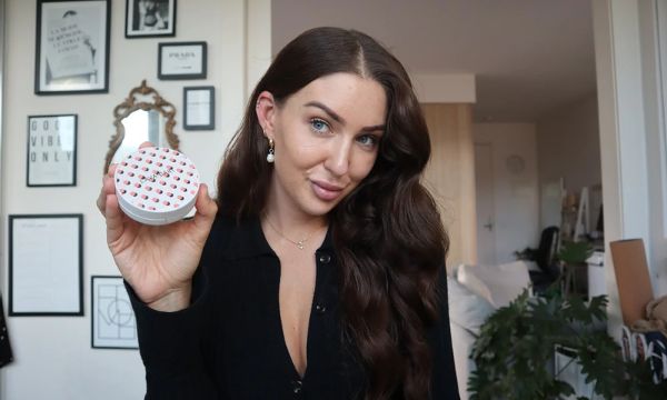 Hvordan påføre compact cushion foundation med feilfri dekning